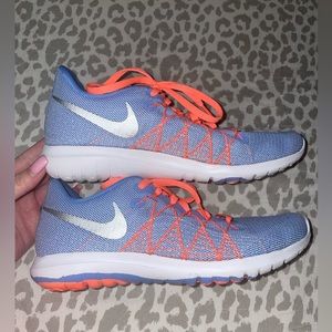 Womens Nike Flex 7.5-8 Tennis Shoes